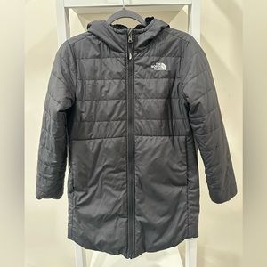 The North Face Girls Reversible Mossbud Swirl Parka in Black (Size: Youth Large)